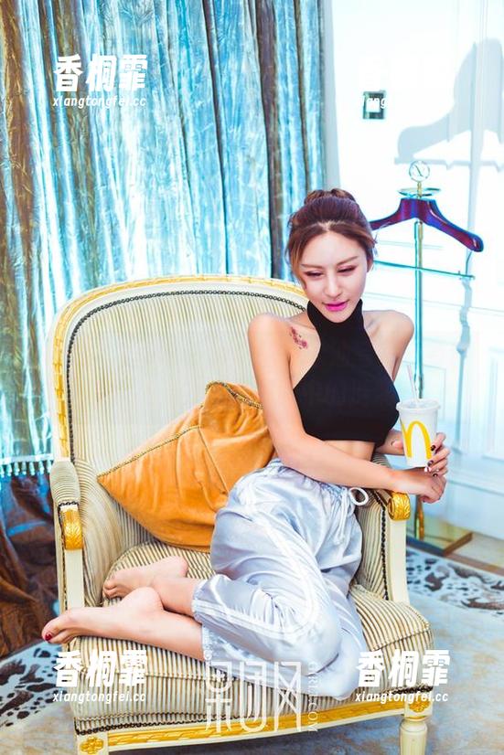 GIRLT果团网-钟紫怡 GIRLT果团网 - 钟紫怡的泳池写真:有没有水在流?还是你眼中的涟漪?