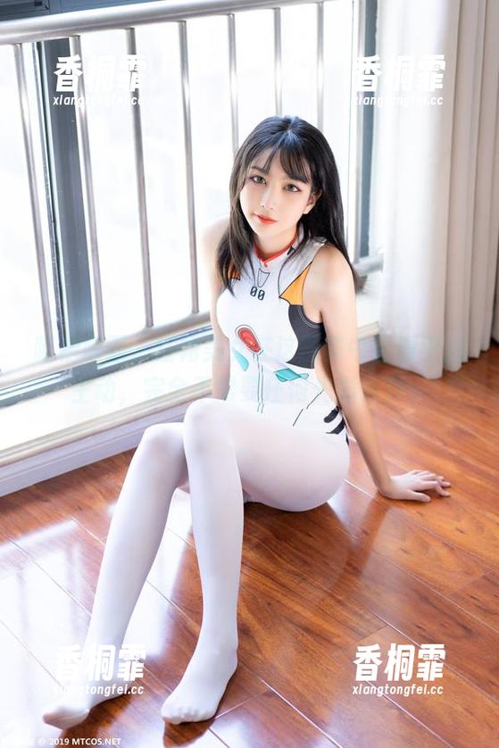 喵糖映画，红裙美女在这图集中显得更加生动，完全不需要任何光影修饰。