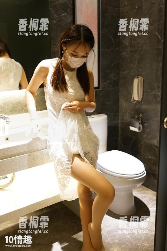 这穿搭太会玩，ROSI让长筒黑色丝袜变得如此迷人