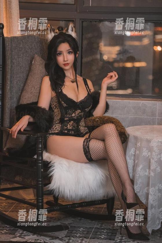 Rioko凉凉子的私房图集，谁能拒绝制服的挑逗呢？