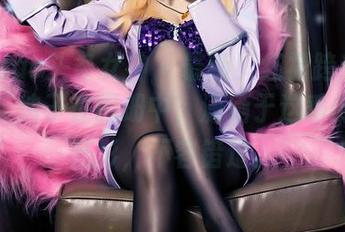 TouTiao头条女神 - 最新！红裙跨越了时间，美纳子在图册中，潇洒于这季的每个光影，不容错过。