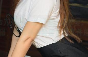 UGirls尤果网 - 孙晚桐的办公室：无圣光合辑，绝对看不到疲惫的文件堆！