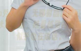 Xiuren秀人网 - 无聊时翻翻黄可Christine的泳池图集，越看越觉得眼前的水波似乎也在说话。