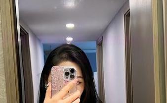 微密圈 - 不爱笑的赛琳的原图，谁能抵挡住这种直击心灵的性感。