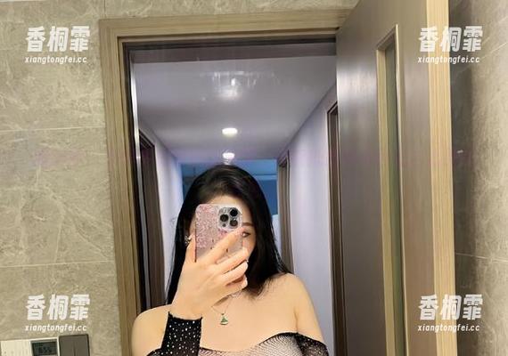 微密圈 - 不爱笑的赛琳的原图，谁能抵挡住这种直击心灵的性感。
