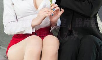 丽柜 - 在王炜炜的办公室，照片里的笔记本想过个人才好