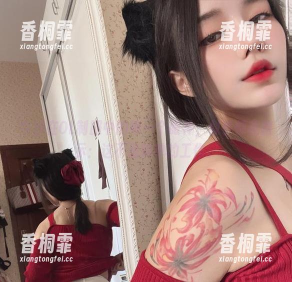 今汐在OL制服中的每一个眼神，似乎都在暗示：这不是简单的工作。