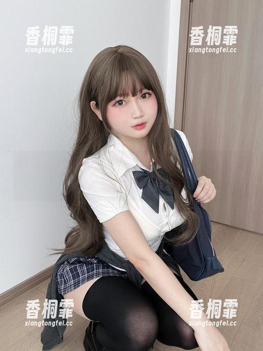 依依超级懒的私房梦幻空姐合集，快来围观她的桃心给你飞！