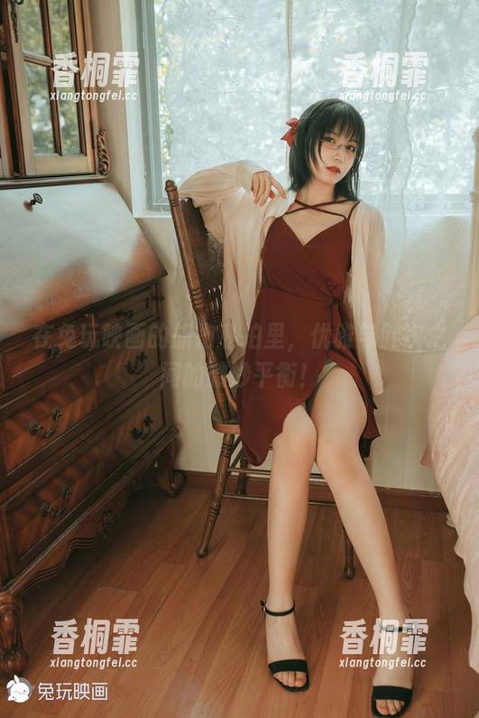 在兔玩映画的旗袍私拍里，优雅与胖次之间的微妙平衡！