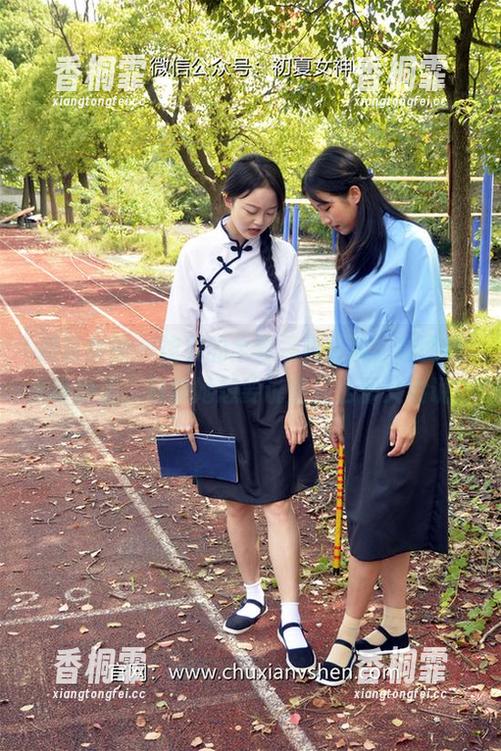初夏女神 - 柒柒的全套黑白正装，原图也太冷静了，好像她想要说些什么却又没说！