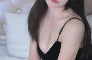 黑色之美在咬一口兔娘手中，壁纸还是要靠美图来锁定！