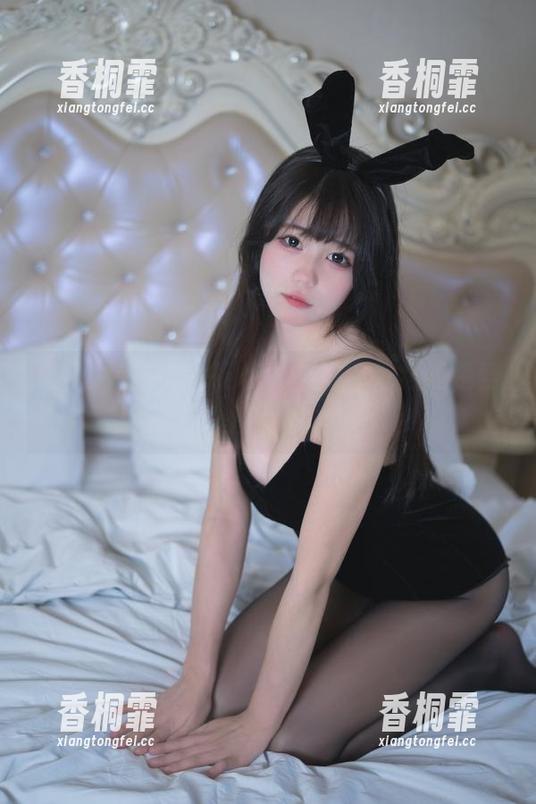 咬一口兔娘 黑色之美在咬一口兔娘手中,壁纸还是要靠美图来锁定!