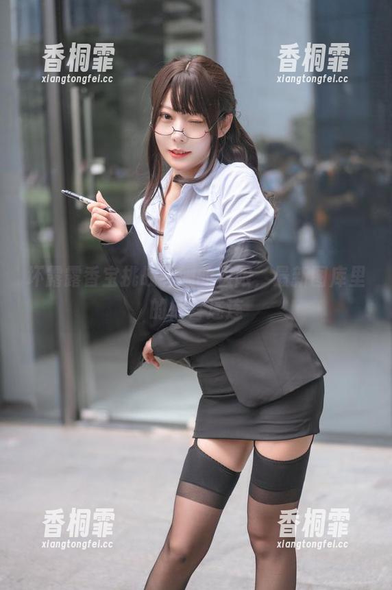 坏露露香宝 坏露露香宝挑战礼服的极限,最新图库里的惊喜连连