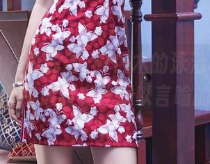 头条女神 - 古丽苏·阿依木的泳池写真，水波荡漾间透露出些难以言喻的情绪