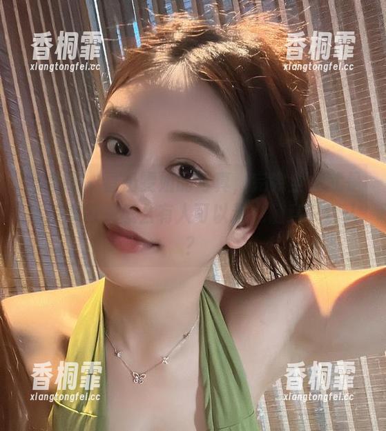 微密圈 - 看奶雯姐的写真，完完全全就是姐姐本色，怎么有人可以这么随意又迷人？