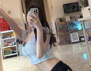 微密圈 - 星空下的小玉吃果冻，私房丝袜穿搭，不知道衣服还是她的光芒更闪耀。