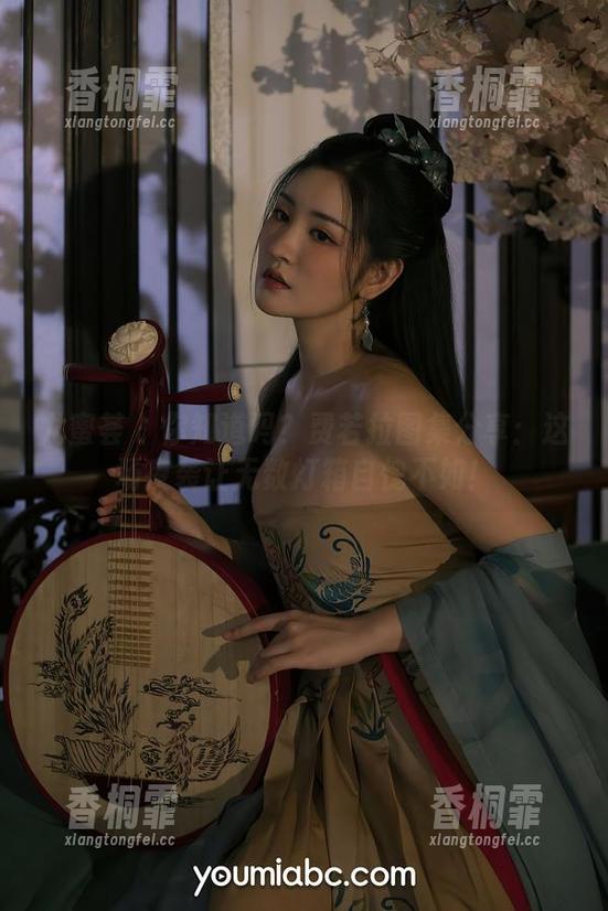尤蜜荟 - 你知道吗？费若拉图集分享：这场夜袭让无数灯箱自愧不如！