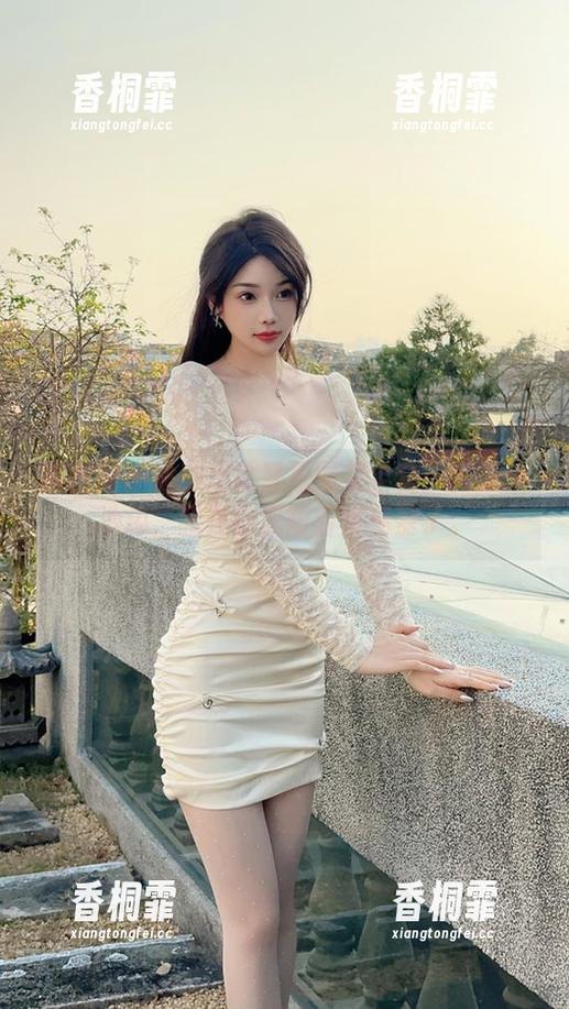 微密圈 - 徐莉芝比基尼图集全套：她在泳池边，我在自家阳台太羡慕了。