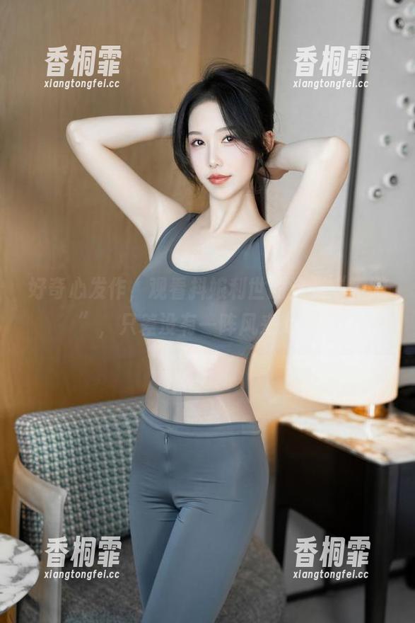 好奇心发作，观看抖娘利世的这张“微微”，只差没有一阵风来助兴。