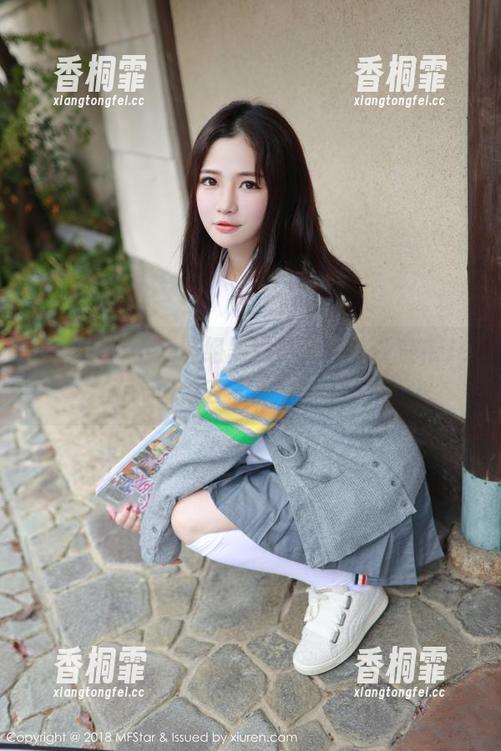 模范学院 - 在这组黑白写真里，任莹樱Jenny好像在和我玩捉迷藏。