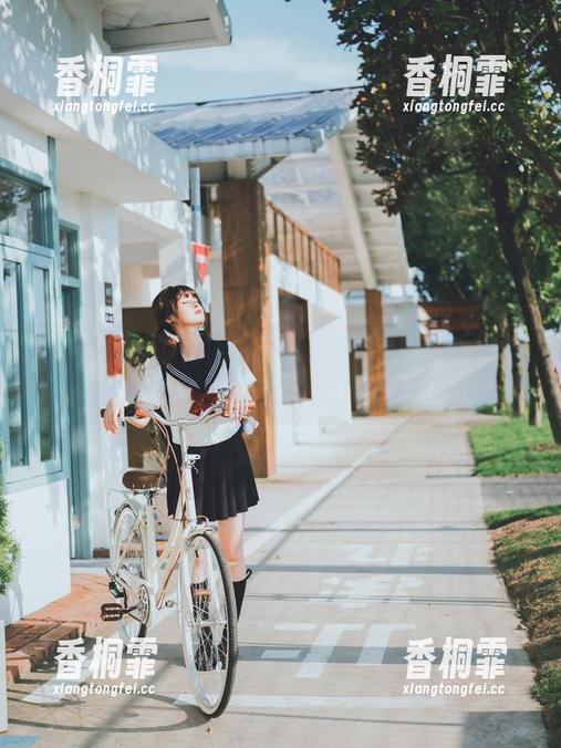 挑战牛仔裤的极限：河豚抚子的写真分享有点意思