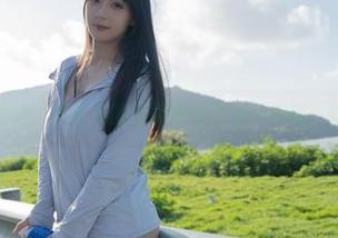 泳装精选，浅安安的姿势有点不太一样哦，哈哈！
