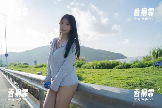 泳装精选，浅安安的姿势有点不太一样哦，哈哈！