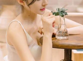 游泳圈里的王羽杉，泳池图包，精选中的奇遇