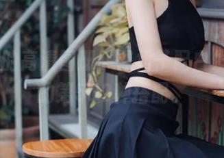 疯猫ss的高清图册：黑裙子配白发，夏日的第502种搭配。