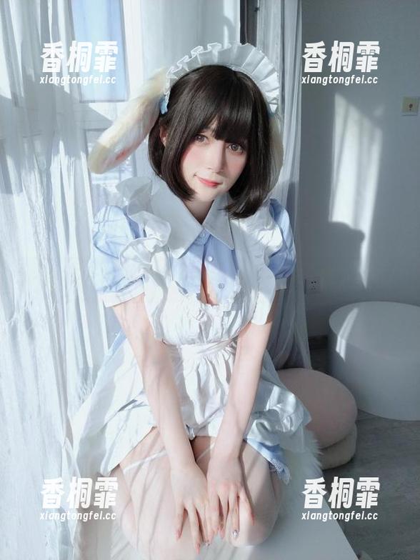 泳池之旁的白银81：图库营造的水下异乡