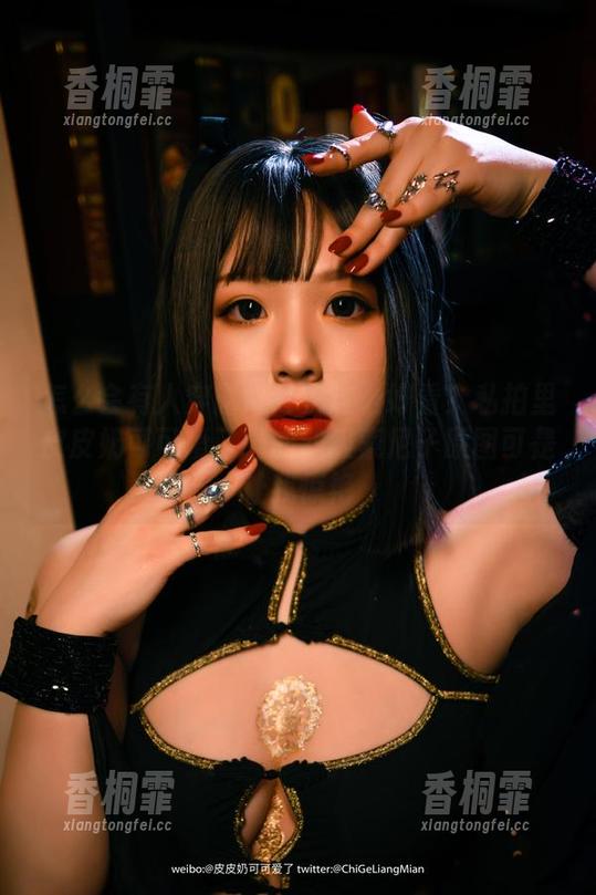 皮皮奶可可爱了啦 怎么会有人穿露背毛衣这么好看?私拍里皮皮奶可可爱了啦的超级索尼子原图可是让我惊艳
