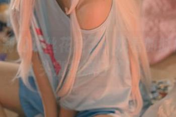 神沢永莉的灰丝花裙子：观看的时候，抬头别想流口水！