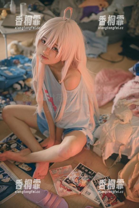 神沢永莉的灰丝花裙子：观看的时候，抬头别想流口水！