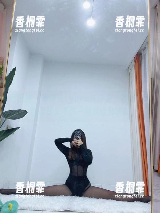 微密圈 - 禅雨儿Lynne在这里，在线写真，温柔却又不失一种戏谑的陶醉。