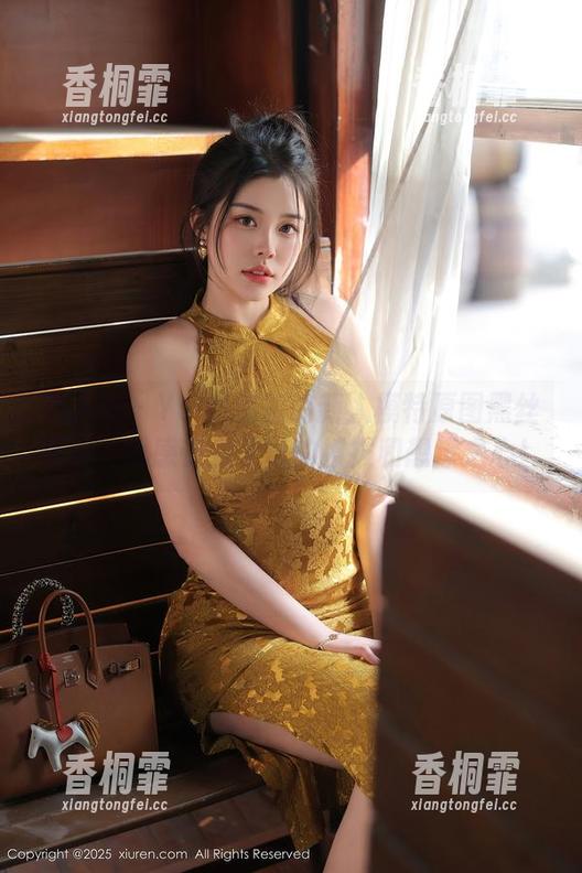 秀人网 - Yomi悠蜜的新人模特原图黑丝写真，我感受到了风的撩拨和想撩之心！