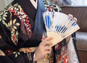 秀人网 - 奶油妹妹春游记，绚烂泳衣全套写真，难以言喻的吸引力！