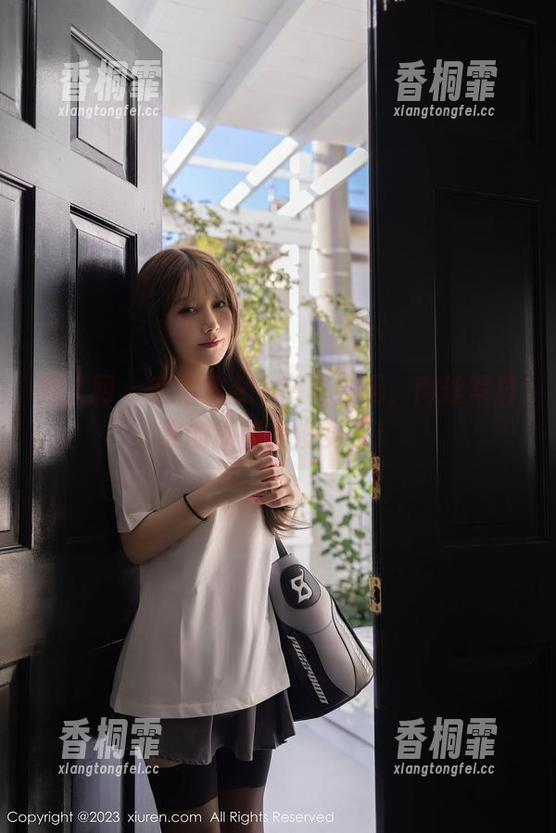 秀人网-容容容Alice 秀人网 - 容容容Alice真会玩,肉丝写真集的原图我没见过!