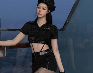 秀人网 - 小嘉敏的套图又来了，这礼服设计让人想反复研究，但也有点…随意。