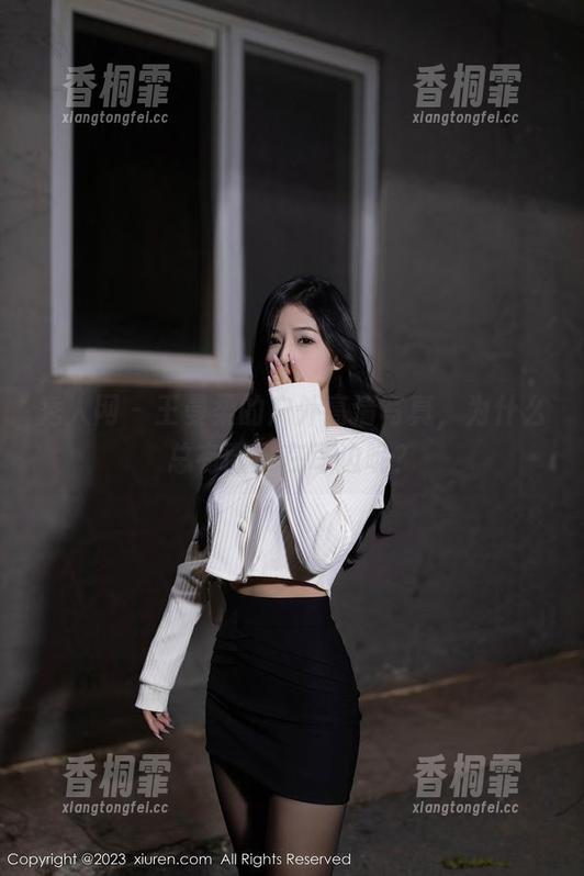 秀人网-王曼柔 秀人网 - 王曼柔的户外高清写真,为什么总有微风在耳边呢?