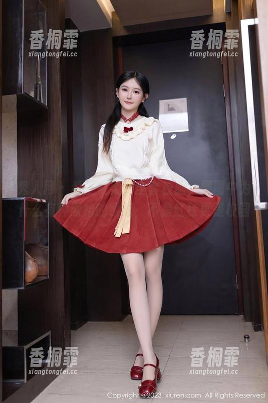 秀人网-王曼柔 秀人网 - 看王曼柔的全套校服,原图中为什么有种原始的顿感,不是红毯更是校园