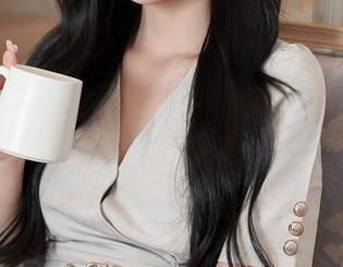 秀人网 - 王馨瑶Yanni的泳池作品，像是在给我的热浪做思维瑜伽，游来漂去的看啊！