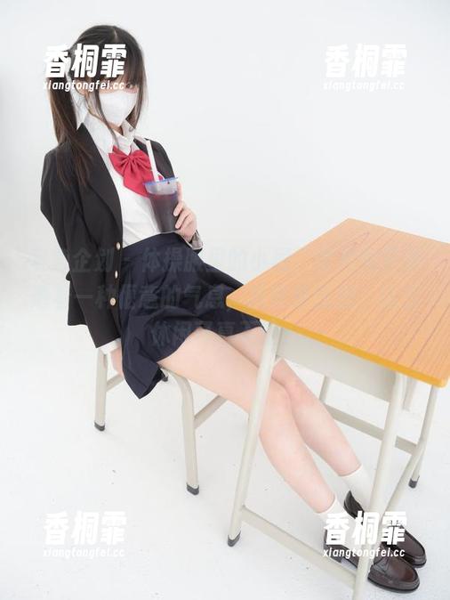 紧急企划 - 体操服里的小恩，图片似乎渗透着一种惬意的气息，我就偷偷想，这么休闲可真不错。