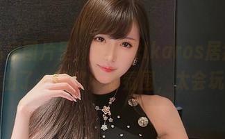 这组私房图片里，腐团儿Ikaros居然把短裙穿出了一种悠闲的氛围，太会玩了！