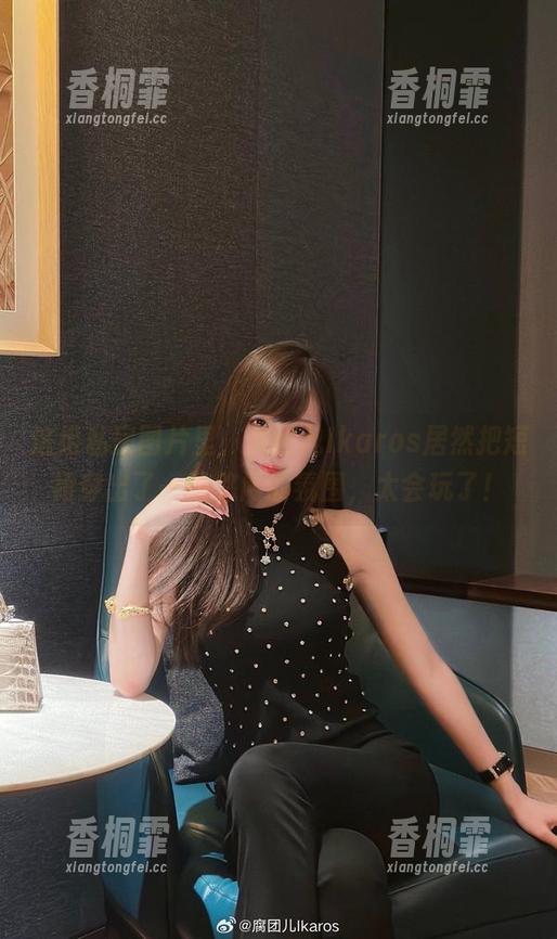 这组私房图片里，腐团儿Ikaros居然把短裙穿出了一种悠闲的氛围，太会玩了！