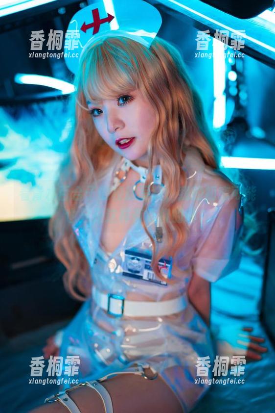 看青水百合子的校服写真，我的初恋可能也只是这样有点傻的嘛？