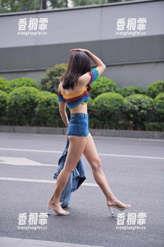 魔镜街拍 - 高清“婷婷”白色吊带连衣裙里的黑丝腿，这种美你能否下载？