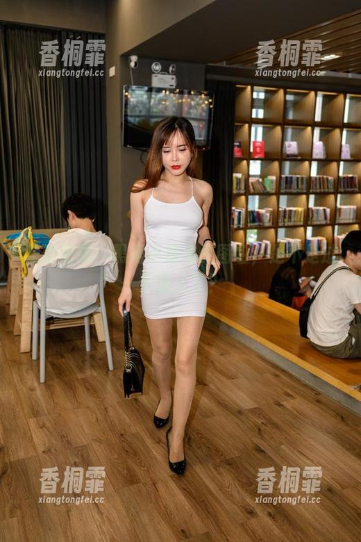 魔镜街拍 魔镜街拍:黑裙小姐姐的图包,是不是过于撩人了?