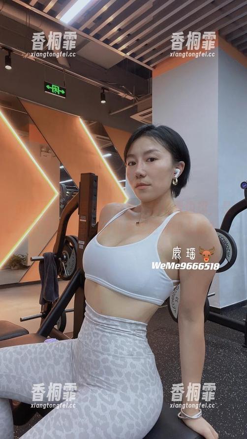 鹿瑶 微密圈 - 鹿瑶制服合集:我边看边想,是不是应该给自己也来套这样的衣服?